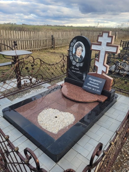 Черный памятник и красный фрезерованный крест