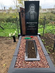 Эксклюзивный памятник из черного гранита со вставкой из красного гранита