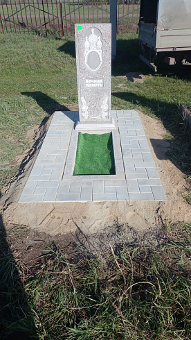 Памятник из мраморной крошки с цветником